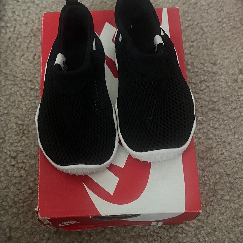 Nike aqua socks